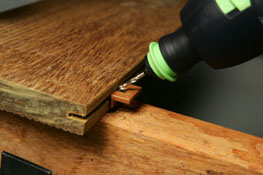 Če ne uporabljate samoreznih vijakov, je potrebno predvrtanje podnice, da ne pride do poškodbe lesa 