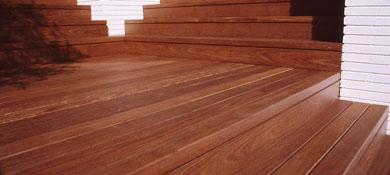 Leseno stopnišče izdelano iz lesa cumaru, oljeno 